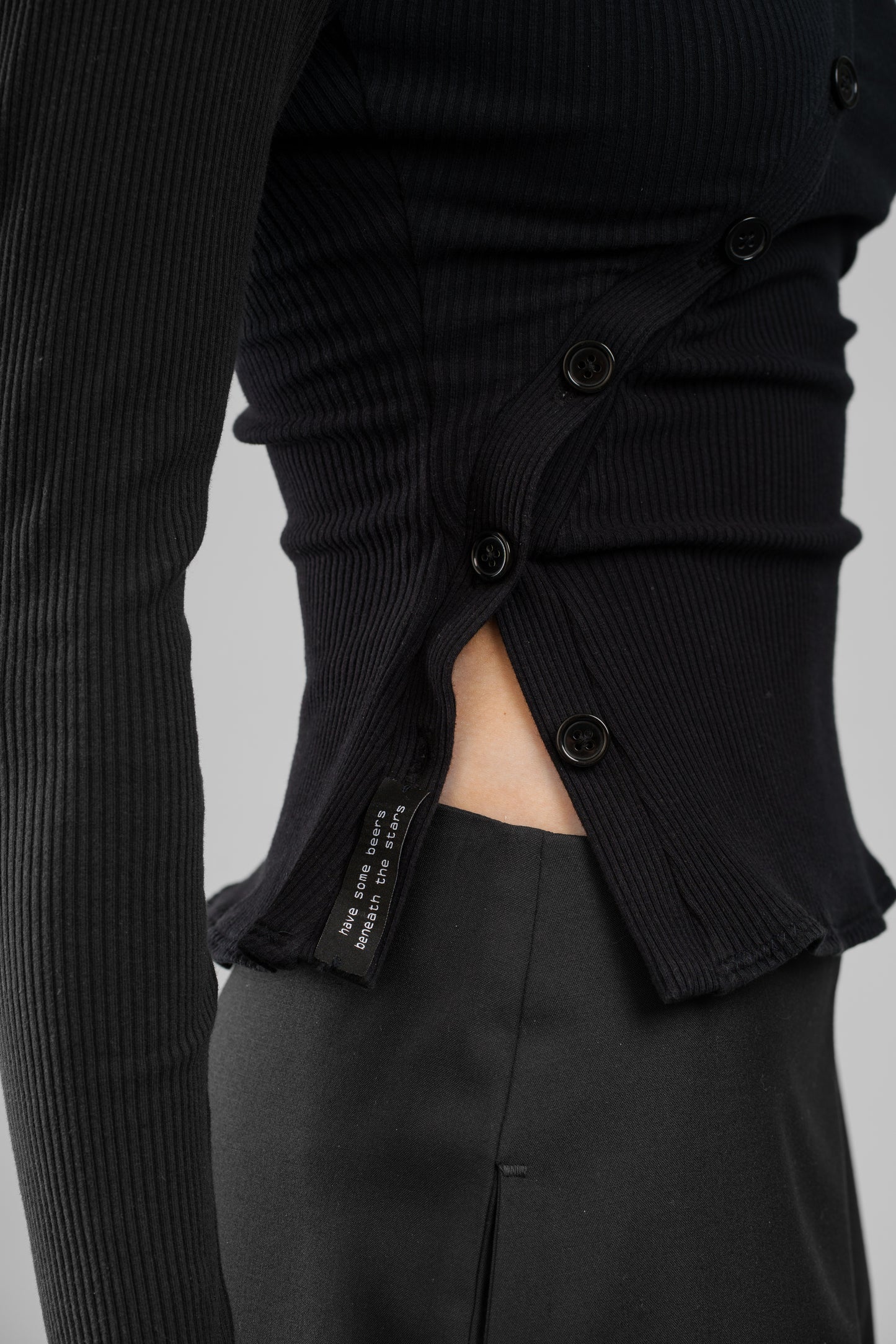 Geripptes Oberteil mit vielseitigen Knopf-Details