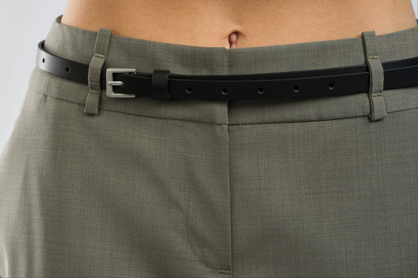 Hose mit schmalen Gürtelschlaufen
